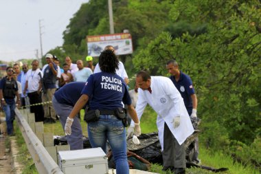 Salvador, Bahia / Brezilya - Kasım 19, 2013: Polis Salvador 'daki BA 526 otoyolunda bir adamın ölümünü araştırıyor.. 
