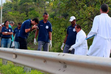 Salvador, Bahia / Brezilya - Kasım 19, 2013: Polis Salvador 'daki BA 526 otoyolunda bir adamın ölümünü araştırıyor.. 