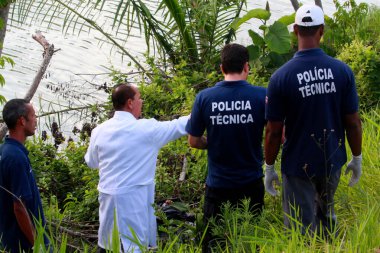 Salvador, Bahia / Brezilya - Kasım 19, 2013: Polis Salvador 'daki BA 526 otoyolunda bir adamın ölümünü araştırıyor.. 