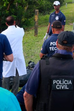 Salvador, Bahia / Brezilya - Kasım 19, 2013: Polis Salvador 'daki BA 526 otoyolunda bir adamın ölümünü araştırıyor.. 
