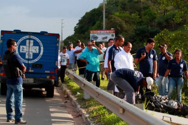 Salvador, Bahia / Brezilya - Kasım 19, 2013: Polis Salvador 'daki BA 526 otoyolunda bir adamın ölümünü araştırıyor.. 