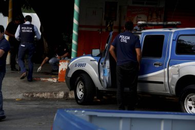 Salvador, Bahia / Brezilya - 1 Ağustos 2014: Teknik polis memurları Salvador 'un Largo do Tanque bölgesinde öldürülen bir adamın cesedini araştırıyorlar.