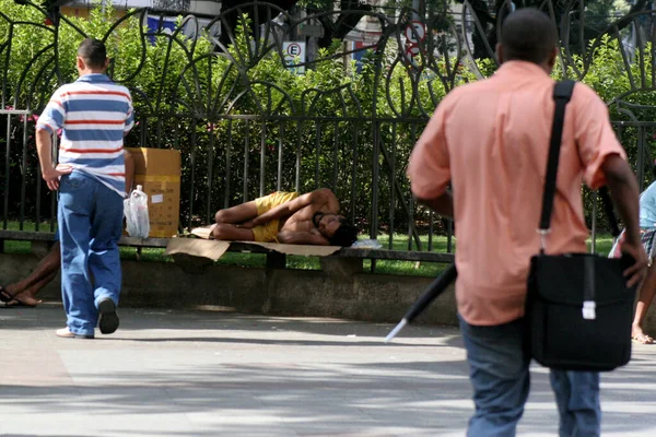 2006年9月7日 サルバドール市内中心部でホームレスの男性が眠っているのが見える — ストック写真