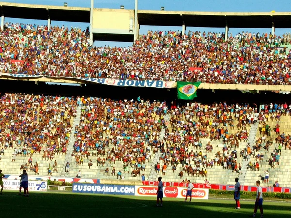 2006年2月5日 サルバドール市のEstadio Fonte Novaで行われたサッカー試合でバイーアチームのファンが見られる — ストック写真