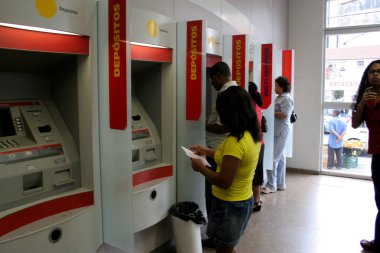 Salvador, Bahia / Brezilya - 10 Temmuz 2006: Salvador şehrindeki Bradesco bankasının ATM 'sini kullanmak için sırada bekleyenler var. 