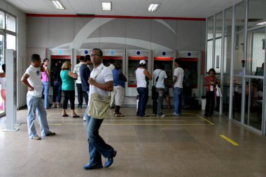 Salvador, Bahia / Brezilya - 10 Temmuz 2006: Salvador şehrindeki Bradesco bankasının ATM 'sini kullanmak için sırada bekleyenler var. 