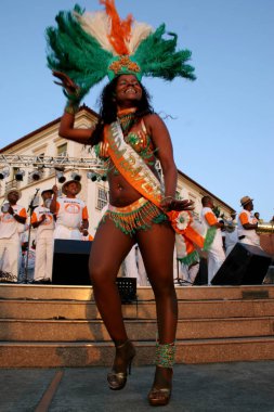 Salvador, Bahia / Brezilya - 24 Eylül 2006: Bahia samba okullarının üyeleri ve Lira Imperial do Samba davulları Salvador 'daki Praca de Se' de düzenlenen bir sunum sırasında görülmektedir..