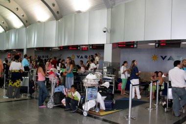Salvador, Bahia / Brezilya - 31 Temmuz 2006: Varig havayolu yolcuları, şirketin Salvador şehrindeki havaalanında girişinde hizmet beklerken görüldü..