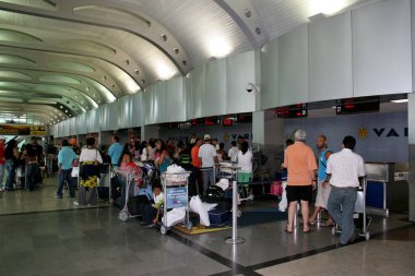 Salvador, Bahia / Brezilya - 31 Temmuz 2006: Varig havayolu yolcuları, şirketin Salvador şehrindeki havaalanında girişinde hizmet beklerken görüldü..