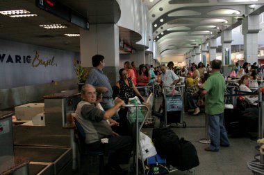 Salvador, Bahia / Brezilya - 31 Temmuz 2006: Varig havayolu yolcuları, şirketin Salvador şehrindeki havaalanında girişinde hizmet beklerken görüldü..