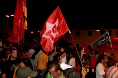 Salvador, Bahia / Brezilya - 1 Ekim 2006: İşçi Partisi çalışanları Salvador kentindeki seçimler sırasında bayrak tutuyorlar.