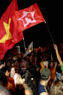 Salvador, Bahia / Brezilya - 1 Ekim 2006: İşçi Partisi çalışanları Salvador kentindeki seçimler sırasında bayrak tutuyorlar.
