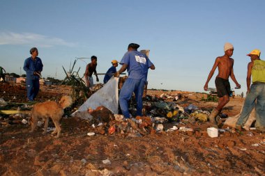 Salvador, Bahia / Brezilya - 28 Temmuz 2006: Geri dönüşümlü atık toplayıcıları Salvador kentindeki kanabraların atık sahalarında çöp toplarken görüldü.