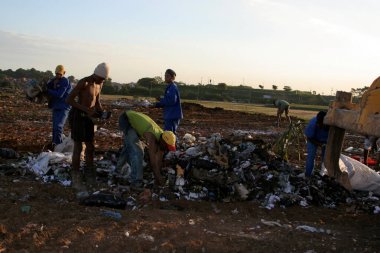 Salvador, Bahia / Brezilya - 28 Temmuz 2006: Geri dönüşümlü atık toplayıcıları Salvador kentindeki kanabraların atık sahalarında çöp toplarken görüldü.