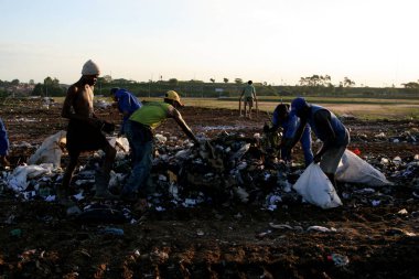 Salvador, Bahia / Brezilya - 28 Temmuz 2006: Geri dönüşümlü atık toplayıcıları Salvador kentindeki kanabraların atık sahalarında çöp toplarken görüldü.