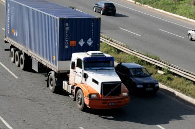 Salvador, Bahia / Brezilya - 4 Ağustos 2006: Salvador şehrindeki BR 324 karayolundan kargo kamyonu geçerken görüldü..