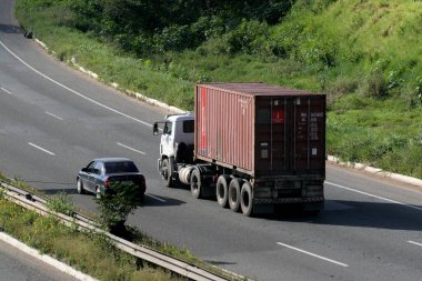 Salvador, Bahia / Brezilya - 4 Ağustos 2006: Salvador şehrindeki BR 324 karayolundan kargo kamyonu geçerken görüldü..