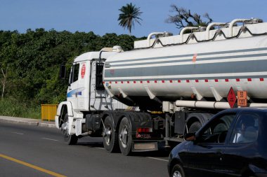 Salvador, Bahia / Brezilya - 4 Ağustos 2006: Salvador şehrindeki BR 324 karayolundan kargo kamyonu geçerken görüldü..