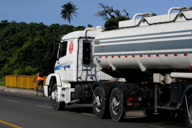Salvador, Bahia / Brezilya - 4 Ağustos 2006: Salvador şehrindeki BR 324 karayolundan kargo kamyonu geçerken görüldü..