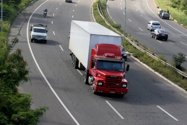 Salvador, Bahia / Brezilya - 4 Ağustos 2006: Salvador şehrindeki BR 324 karayolundan kargo kamyonu geçerken görüldü..