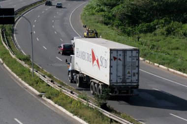 Salvador, Bahia / Brezilya - 4 Ağustos 2006: Salvador şehrindeki BR 324 karayolundan kargo kamyonu geçerken görüldü..