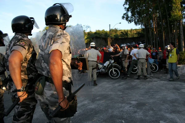 2006年8月19日 サルバドール市のエスタディオ マヌエル バラダスのヴィータチームの支援者の支配下にバタハ チョークの警察が目撃された — ストック写真