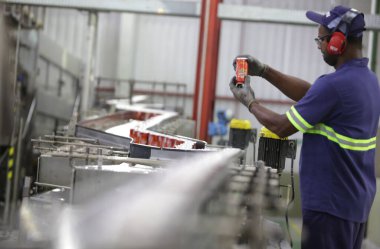 Camacari, Bahia / Brezilya - 22 Mart 2017: Camacari Sanayi Kutbu 'ndaki Ambev Bira Fabrikası Üretim Hattı' nda çalışanlar görülüyor.