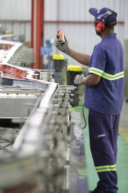 Camacari, Bahia / Brezilya - 22 Mart 2017: Camacari Sanayi Kutbu 'ndaki Ambev Bira Fabrikası Üretim Hattı' nda çalışanlar görülüyor.