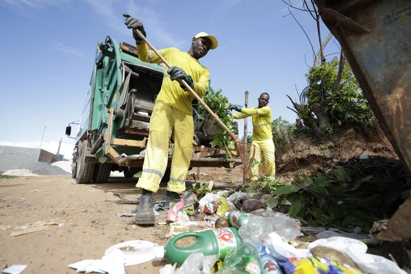 Camacari Bahia Brazil April 2019 Man Seen Next Garbage Collection — Stock Photo, Image