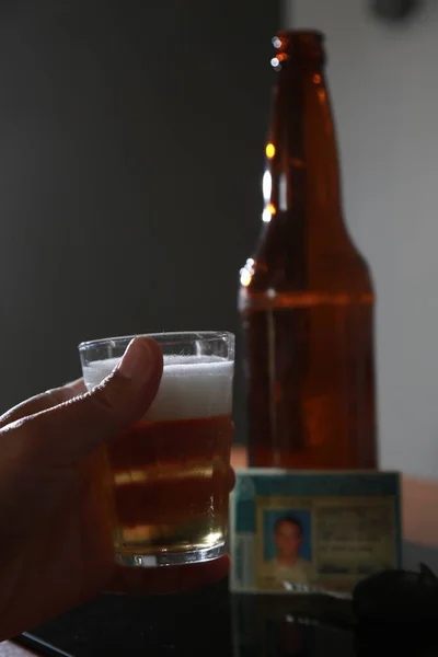 Salvador Bahia Brazil Juni 2015 Bierfles Bartafel Naast Een Rijbewijs — Stockfoto