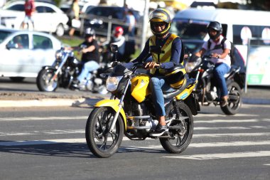 Salvador, Bahia / Brezilya - 31 Ağustos 2018: Motosikletliler Salvador şehrinde sokaklarda görüldü.