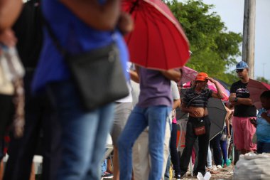 Salvador, Bahia / Brezilya - 30 Ocak 2018: Seçmenler, seçmen unvanları için biyometrik yeniden kayıt yapmak üzere Salvador 'daki Seçim Bölgesel Tribune' sinde kuyruğa girdiler.