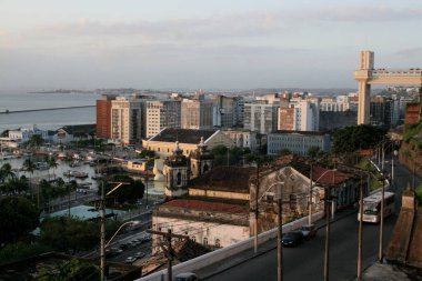 Salvador, Bahia / Brezilya - 29 Ağustos 2006: Salvador şehrindeki Ladeira da Montanha, Elevador Lacerda ve Baia de Todos os Santos manzarası.