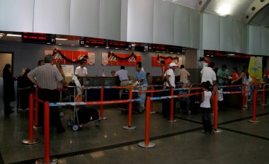 Salvador, Bahia / Brezilya - 25 Aralık 2007: İnsanlar Salvador şehrindeki havaalanında Gol şirketinin kayıt sırasında görüldüler.. 