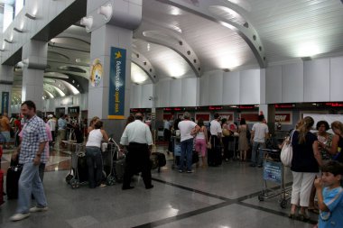 Salvador, Bahia / Brezilya - 25 Aralık 2007: İnsanlar Salvador şehrindeki Tam şirketinin havaalanındaki kayıt sırasında görüldüler..