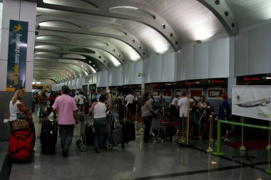 Salvador, Bahia / Brezilya - 25 Aralık 2007: İnsanlar Salvador şehrindeki Tam şirketinin havaalanındaki kayıt sırasında görüldüler..