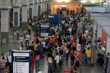 Salvador, Bahia / Brezilya - 25 Aralık 2007: Salvador şehrinin havaalanının girişinde insanlar görülüyor..