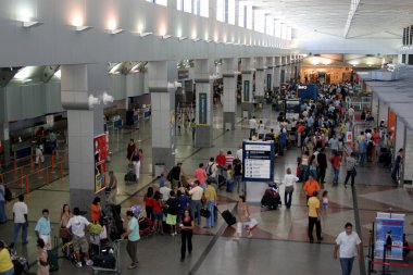 Salvador, Bahia / Brezilya - 25 Aralık 2007: Salvador şehrinin havaalanının girişinde insanlar görülüyor..
