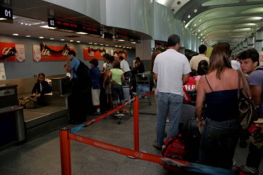 Salvador, Bahia / Brezilya - 25 Aralık 2007: İnsanlar Salvador şehrindeki havaalanında Gol şirketinin kayıt sırasında görüldüler..
