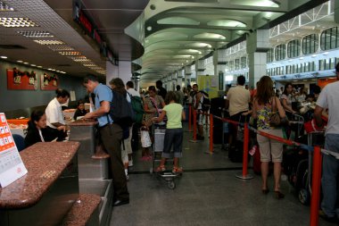 Salvador, Bahia / Brezilya - 25 Aralık 2007: İnsanlar Salvador şehrindeki havaalanında Gol şirketinin kayıt sırasında görüldüler..