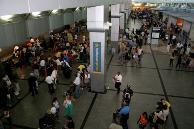 Salvador, Bahia / Brezilya - 25 Aralık 2007: Salvador şehrinin havaalanının girişinde insanlar görülüyor..