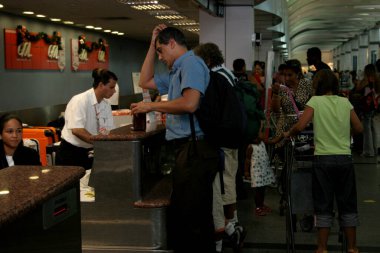 Salvador, Bahia / Brezilya - 25 Aralık 2007: İnsanlar Salvador şehrindeki havaalanında Gol şirketinin kayıt sırasında görüldüler..