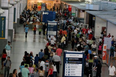 Salvador, Bahia / Brezilya - 25 Aralık 2007: Salvador şehrinin havaalanının girişinde insanlar görülüyor..