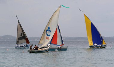 Salvador, Bahia / Brezilya - 21 Ocak 2007: Saveiros, Salvador kentindeki Baia de Todos Santos 'taki Regatta Joao das Batas sırasında görüldü..