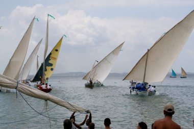 Salvador, Bahia / Brezilya - 21 Ocak 2007: Saveiros, Salvador kentindeki Baia de Todos Santos 'taki Regatta Joao das Batas sırasında görüldü..