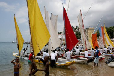 Salvador, Bahia / Brezilya - 21 Ocak 2007: Saveiros, Salvador kentindeki Baia de Todos Santos 'taki Regatta Joao das Batas sırasında görüldü..