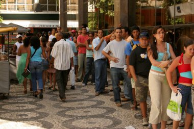 Salvador, Bahia / Brezilya - 1 Mart 2007: Salvador 'daki Comercio mahallesindeki Smart Card sistemine kayıt yaptırmak için kuyrukta insanlar görülüyor.