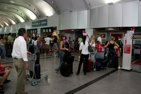 Salvador Bahia Brazil Grudnia 2007 Osoby Widziane Kolejce Lotnisku Salwadorze — Zdjęcie stockowe