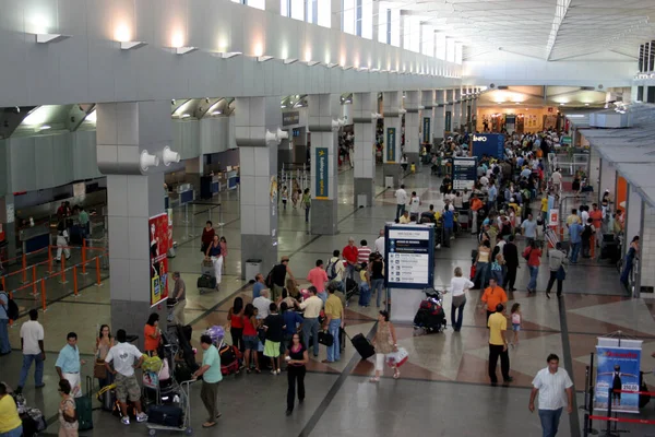 Salvador, Bahia / Brezilya - 25 Aralık 2007: Salvador şehrinin havaalanının girişinde insanlar görülüyor..