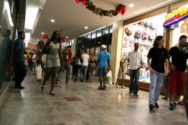 Salvador, Bahia / Brezilya - 21 Aralık 2006: İnsanlar Salvador şehrinde Alışveriş Iguatemi 'de yürürken görülüyor. * * * Yerel altyazı * *